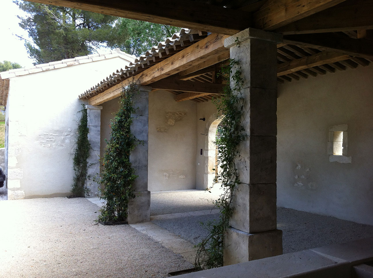 Maçonnerie générale (ici style tradionnel provençal) dans les Alpilles en Provence