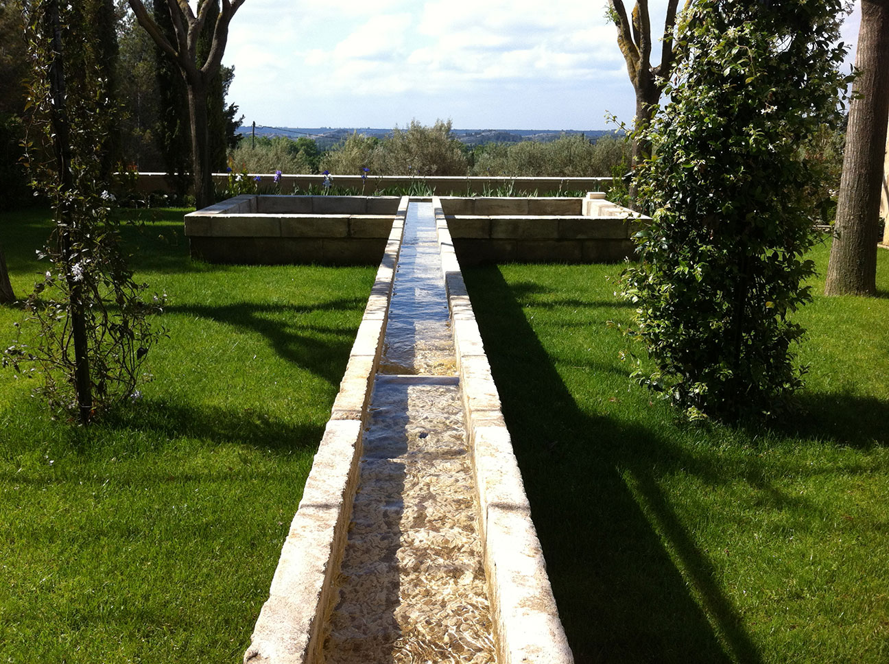 ancien canal / pan d'eau rénovation style provençal par JBV Construction