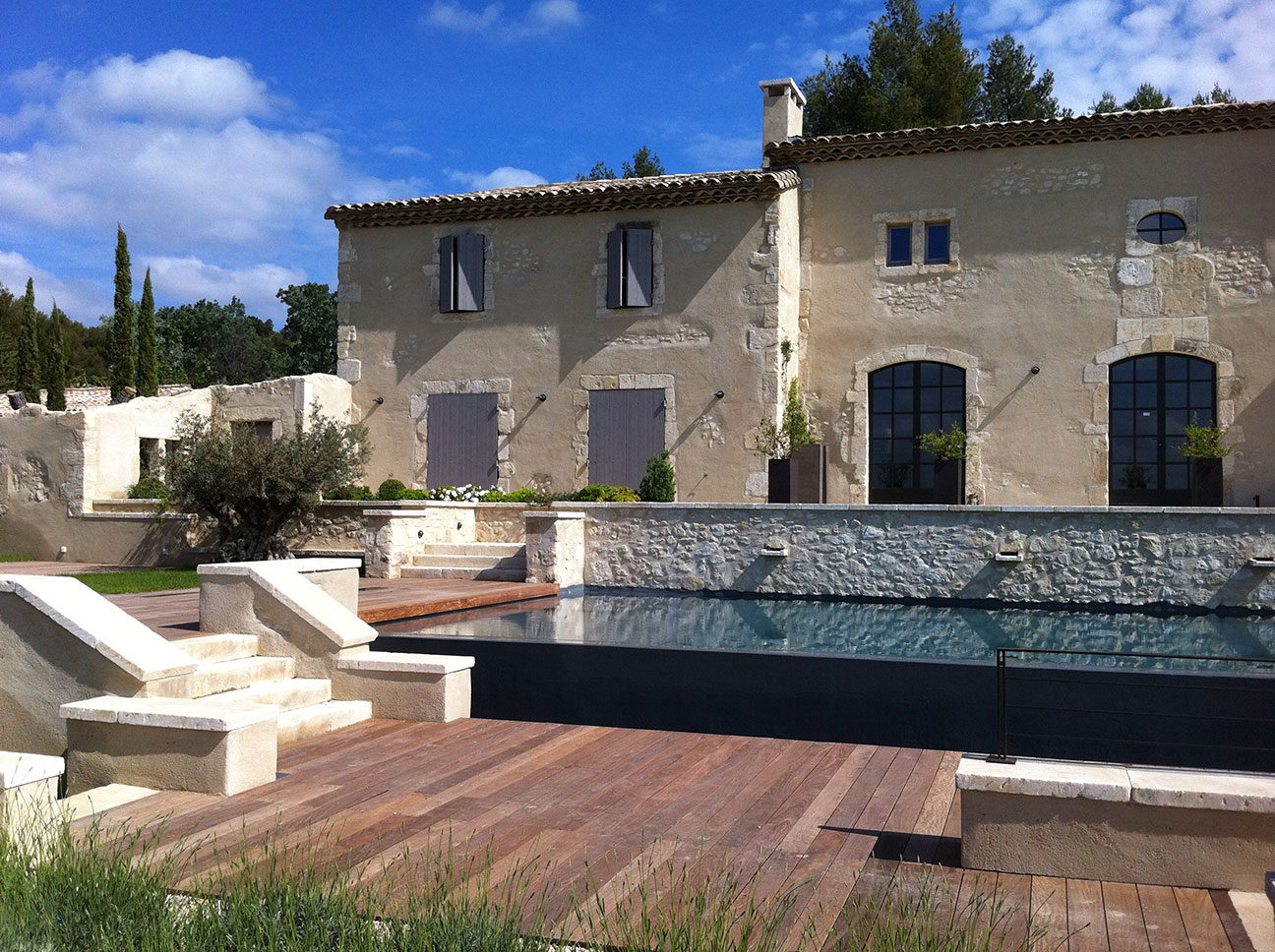 Traditionnel provençal et Alpilles, mas ou domaine viticole ou hôtel : rénovation ou construction