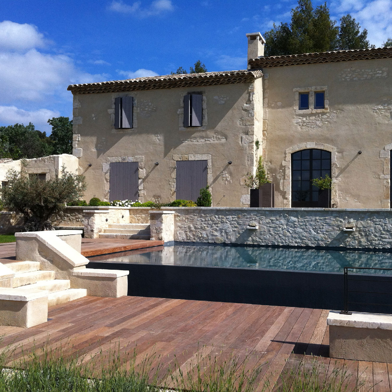 Construction traditionnelle / Mas provençal rénové avec plan d'eau (Alpilles et Provence)